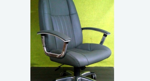 Перетяжка офисного кресла кожей. Олекминск
